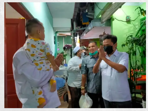 Sambut Tahun 2022, Habiburokhman Bagikan Sembako di Jakarta Timur